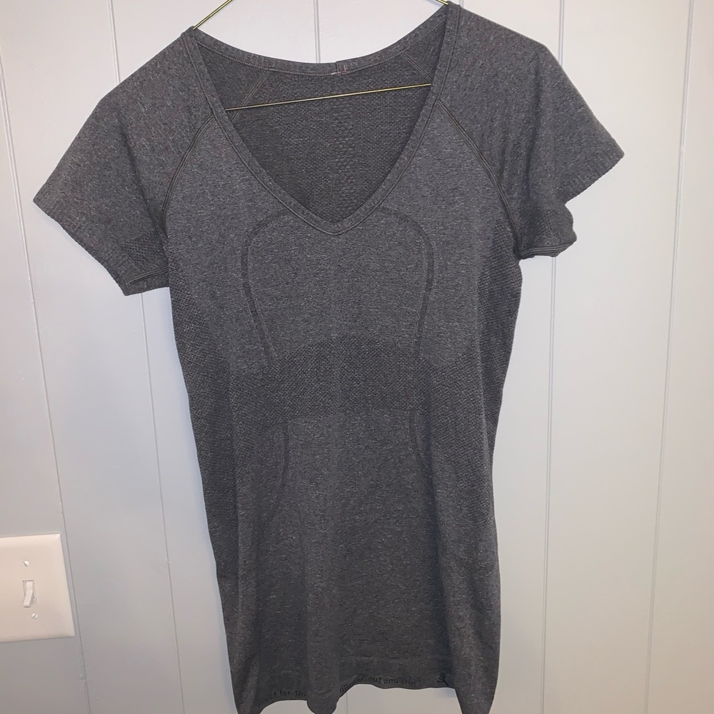 Lululemon gray swiftly v neck size 6